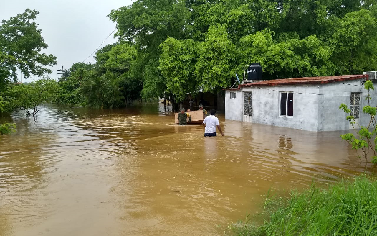 Por inundaciones, Ejército evacúa a pobladores de Campeche y Yucatán