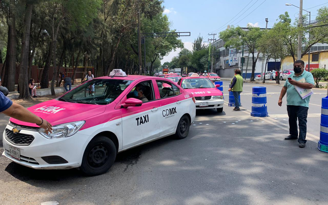 Taxistas afectados por la contingencia buscan créditos de 25 mil pesos
