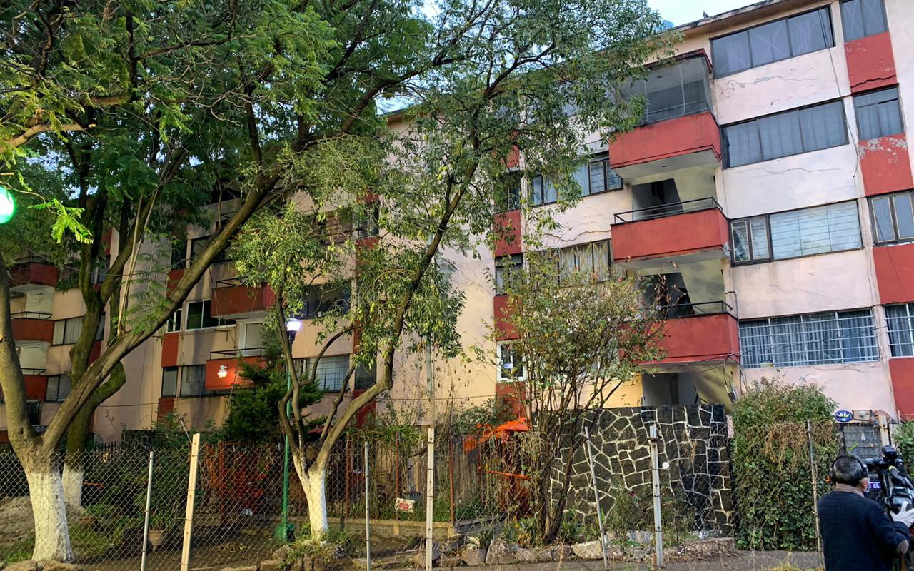 Llevan a familias a hoteles por riesgo en departamentos dañados por el sismo