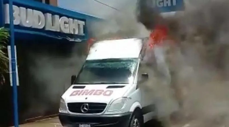 Prenden Fuego a vehículos en Tamaulipas. Foto: Twitter