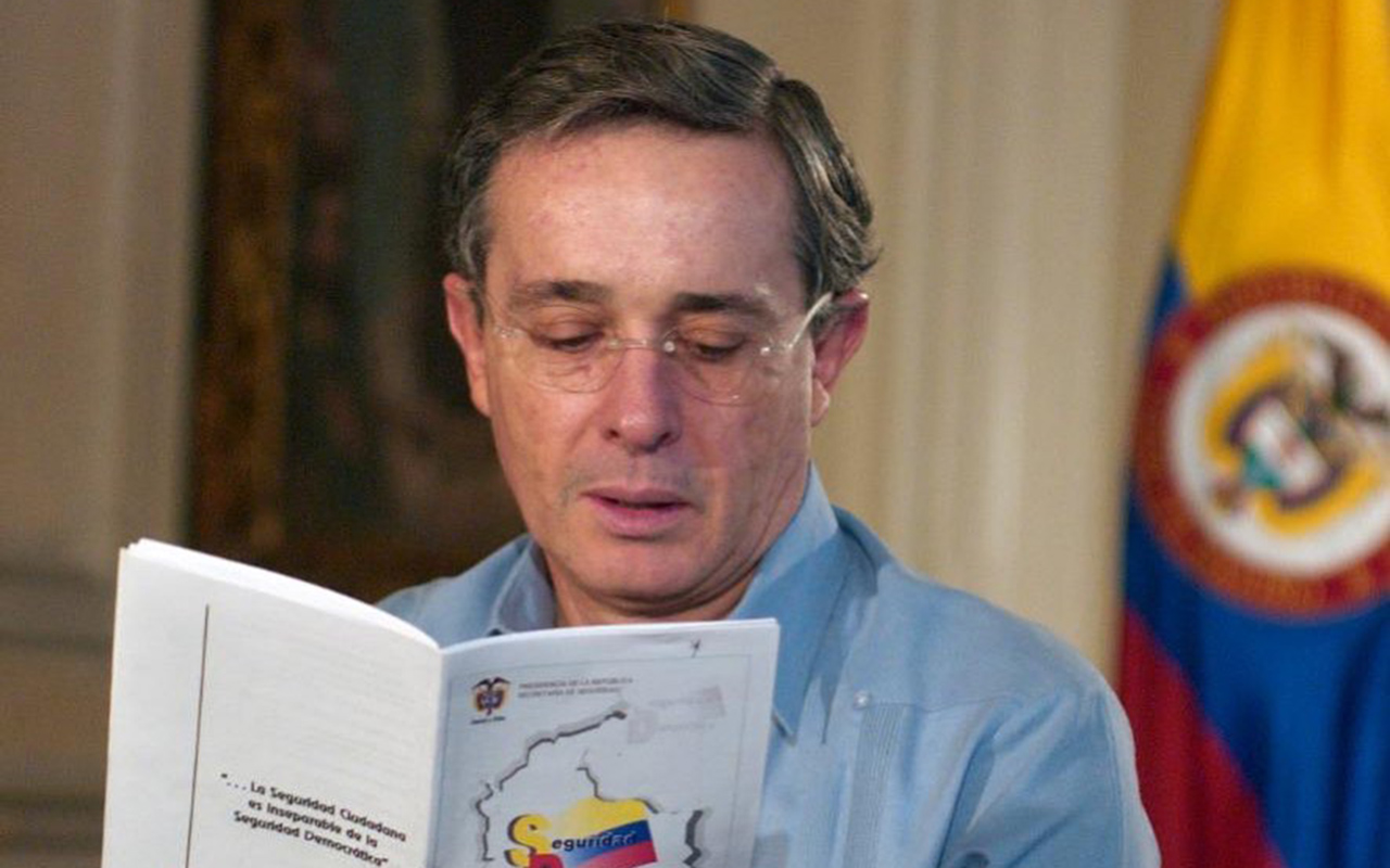 Ordenan detención del expresidente colombiano Álvaro Uribe