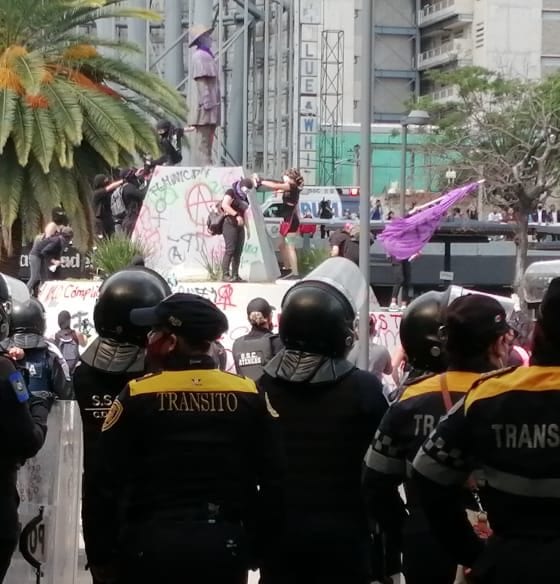 Feministas vandalizan en la Ciudad de México. Foto: Israel Lorenzana