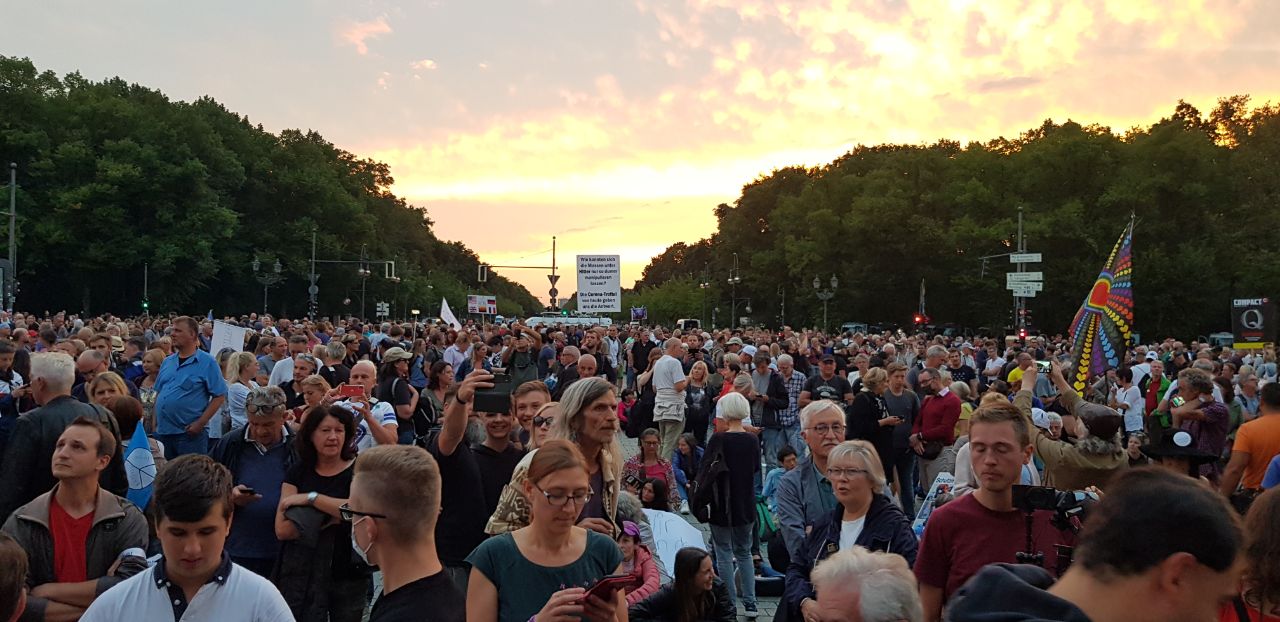 Manifestación en Alemania en contra del Covid-19. Foto: @CarmCerb21