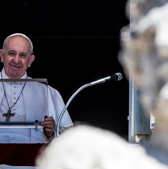 Papa Francisco pide que los políticos se hagan cargo de las familias. Foto: Twitter