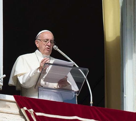 Papa Francisco reza. Foto: Vatican News