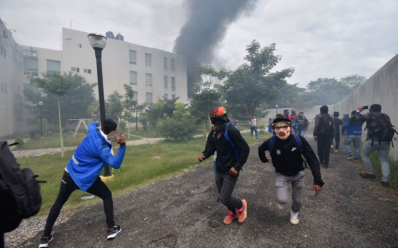 Normalistas de Ayotzinapa vandalizan sede del Poder Judicial en Iguala