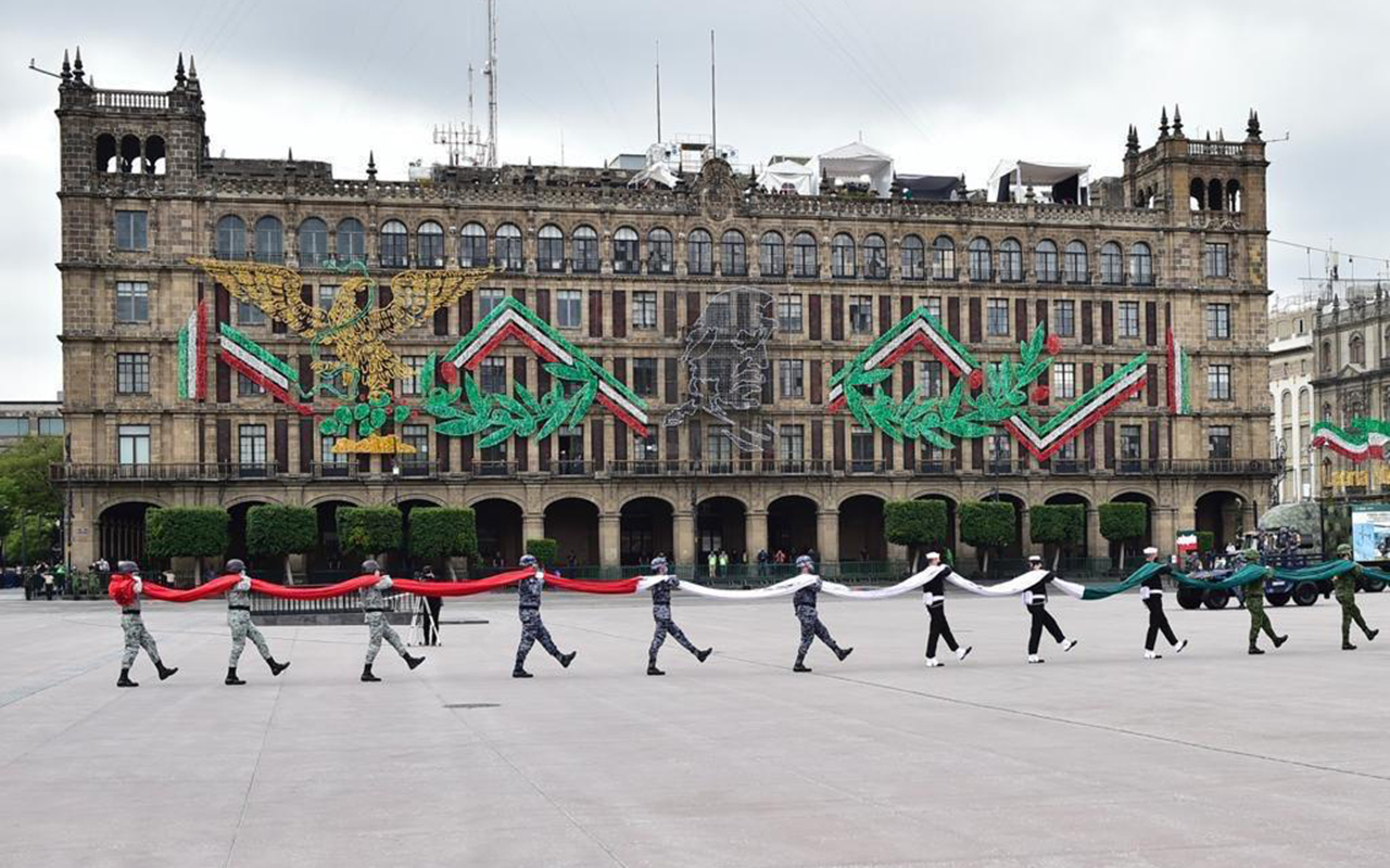 Sin gente, inicia desfile militar en el Zócalo capitalino