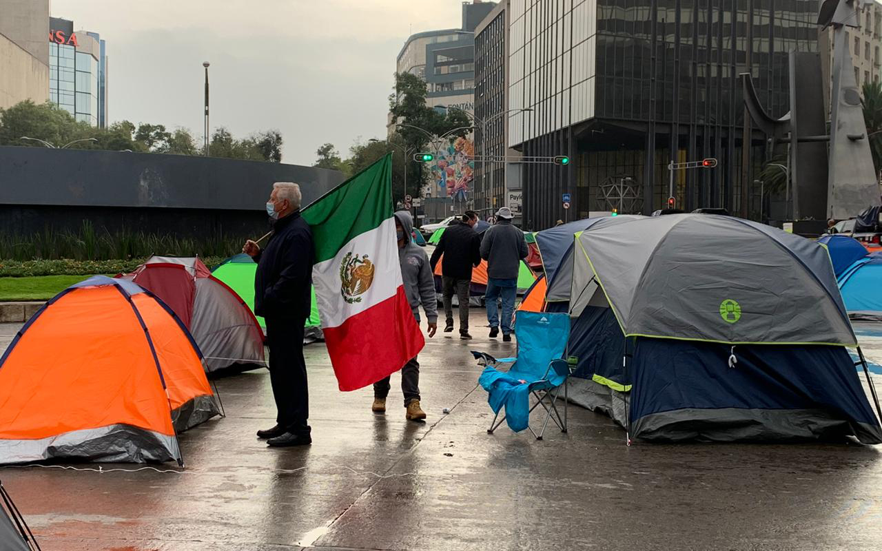 Obrador pide a opositores que no duerman en hoteles