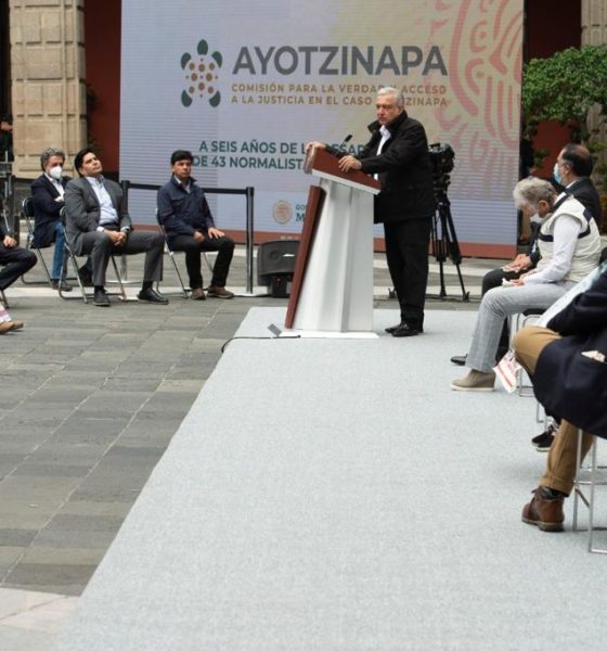 AMLO refrenda compromiso de esclarecer caso de normalistas de Ayotzinapa. Foto: Israel Lorenzana