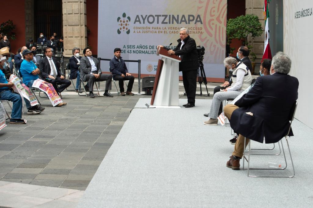 AMLO refrenda compromiso de esclarecer caso de normalistas de Ayotzinapa. Foto: Israel Lorenzana