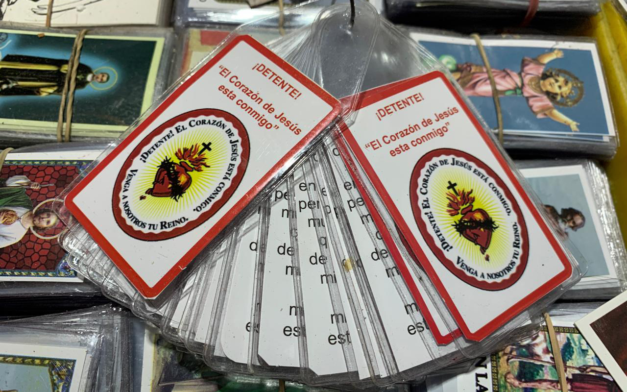 Amuletos de López Obrador se venden en el Mercado de Sonora