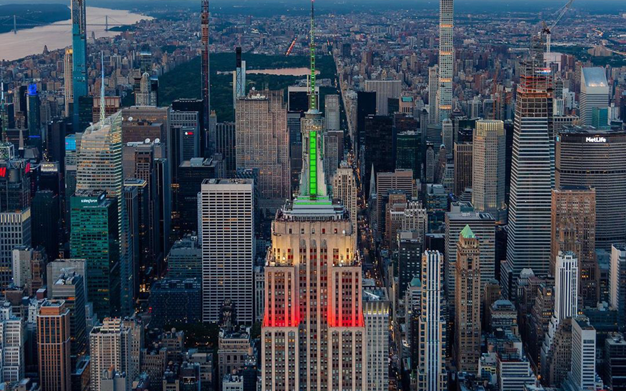 Empire State se ilumina de verde, blanco y rojo