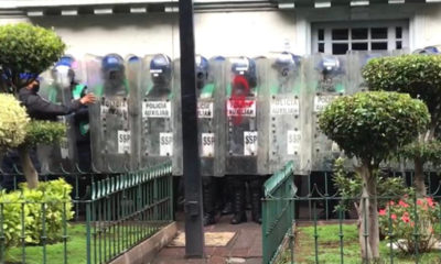 Policías resguardan edificio ante posible manifestación de feministas radicales