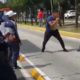 Dos sujeto se pelearon frente a un policía. Foto: Twitter