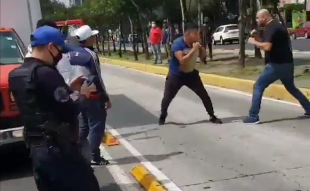 Dos sujeto se pelearon frente a un policía. Foto: Twitter