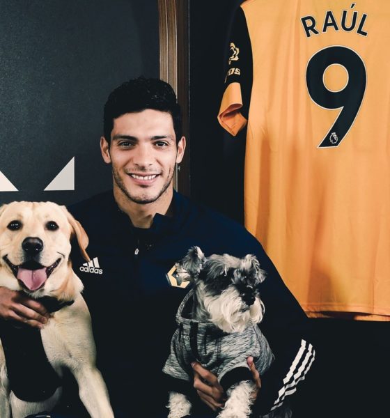 Raúl Jiménez firma contrato hasta el 2024. Foto: Twitter Wolves