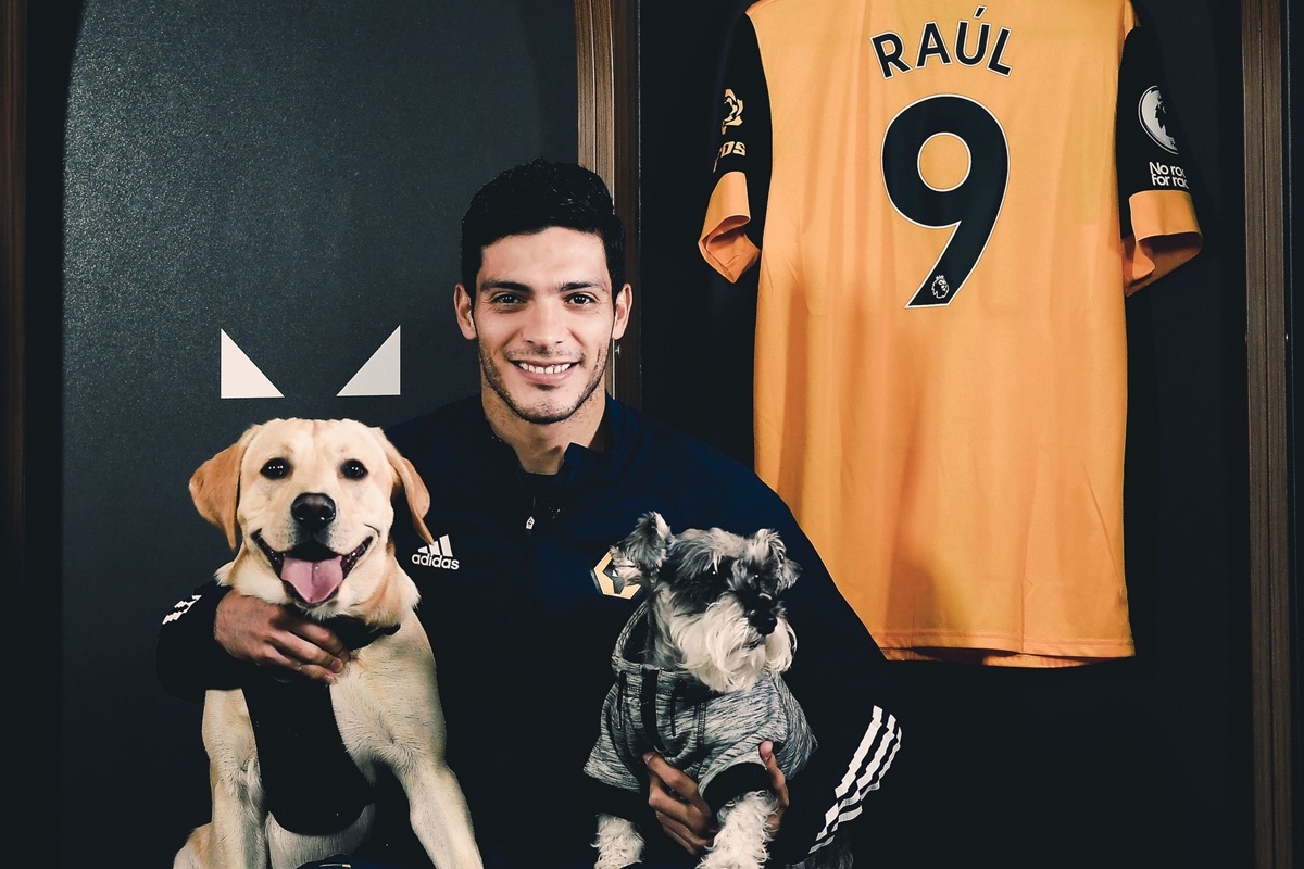 Raúl Jiménez firma contrato hasta el 2024. Foto: Twitter Wolves