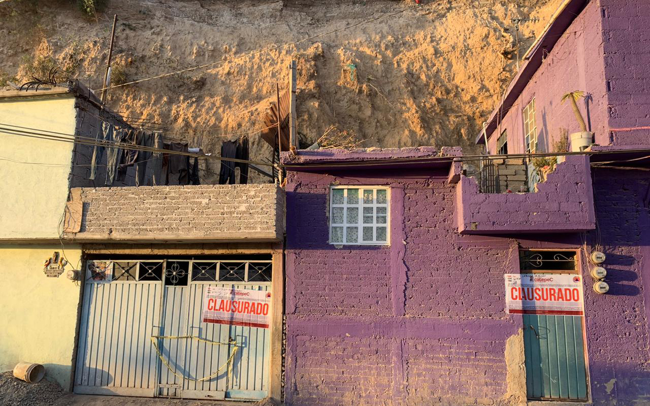 Desalojan a familias por riesgo de desgajamiento de cerro en Ecatepec