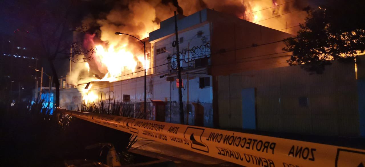 Fuerte incendio fuera del metro Coyoacán, en la alcaldía Benito Juárez. Noticias en tiempo real