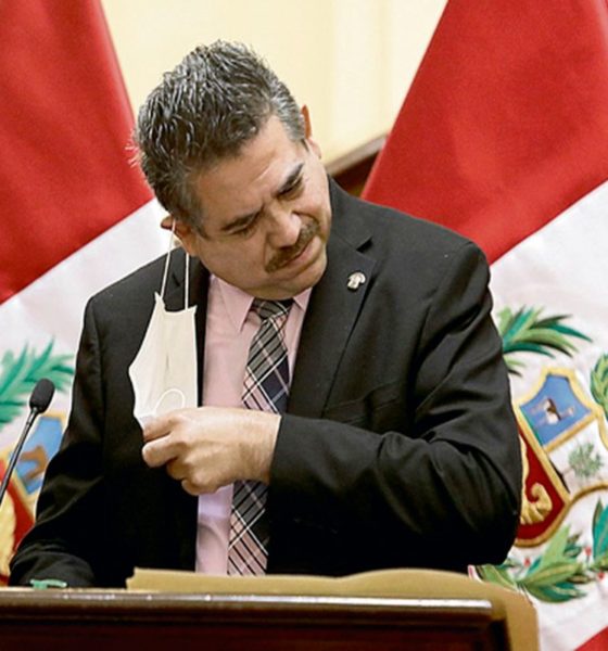 Renuncia Merino a la presidencia de Perú