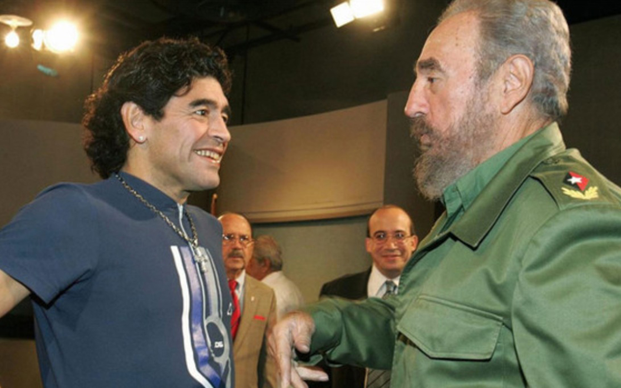 Maradona murió el mismo día que Fidel Castro, su segundo padre