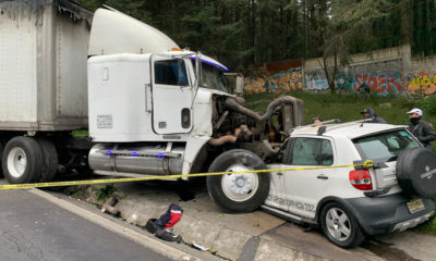 En carretera México-Toluca, tráiler pierde control; una persona murió