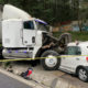 En carretera México-Toluca, tráiler pierde control; una persona murió
