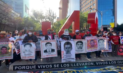 Familiares de los 43 desaparecidos de Ayotzinapa se manifiestan en "antimonumento"