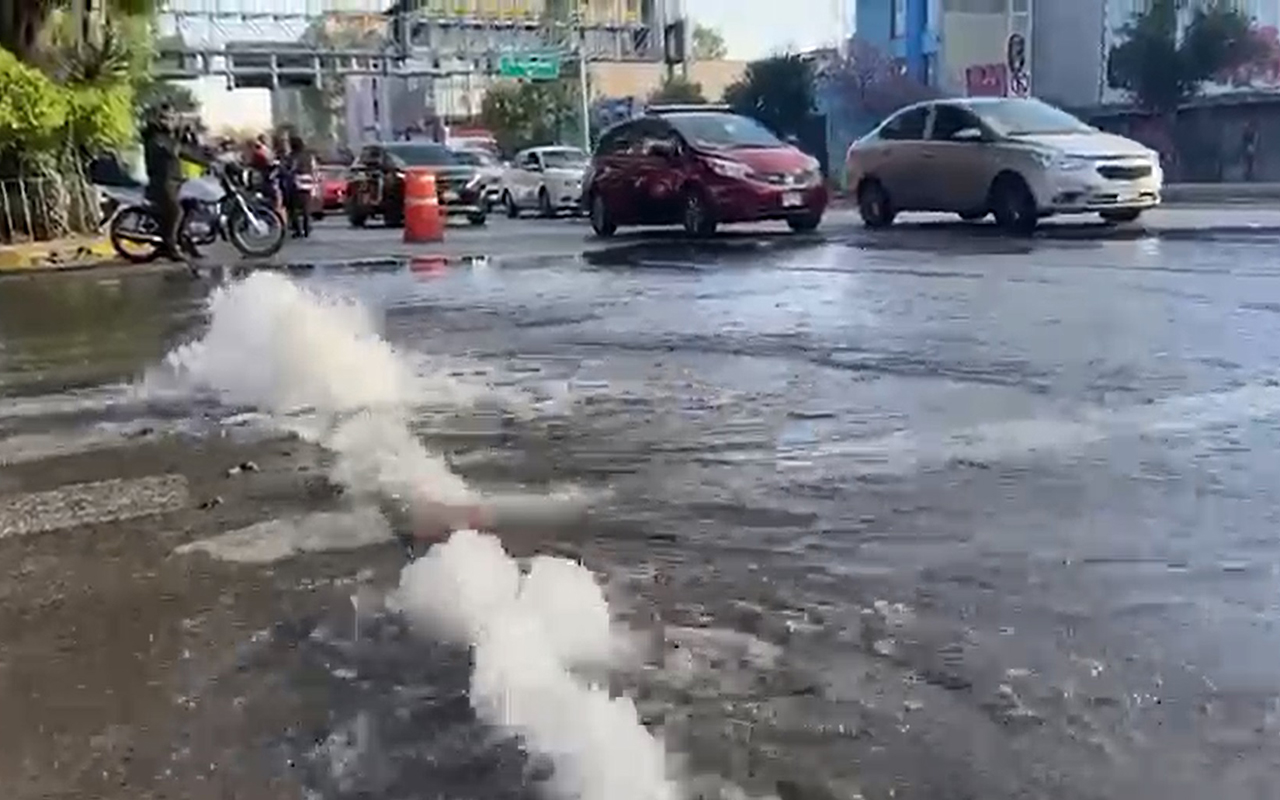 Fuga de agua inunda calles de la colonia Guerrero