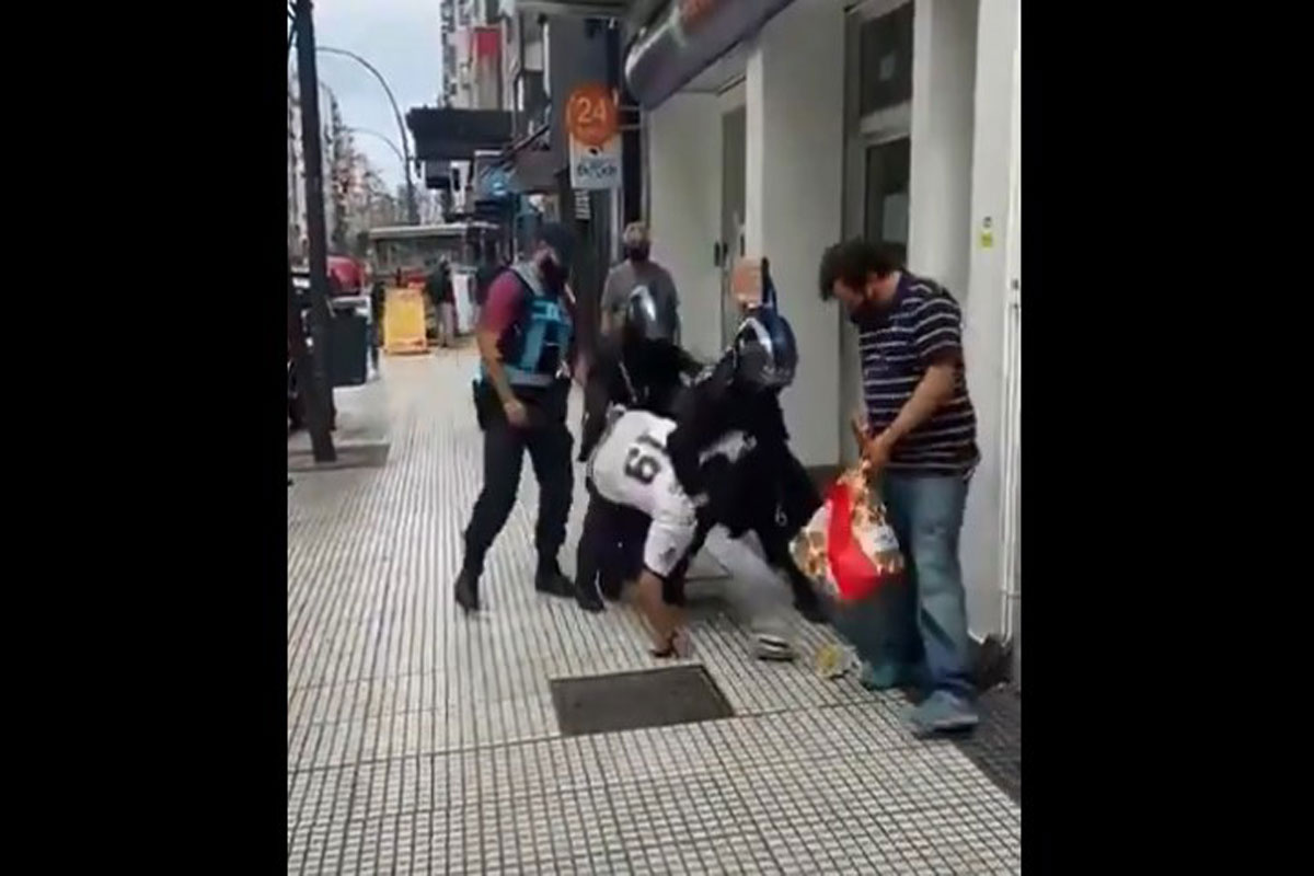 Efectivos de la policía de Buenos Aires golpearon dos indigentes en situación de calle