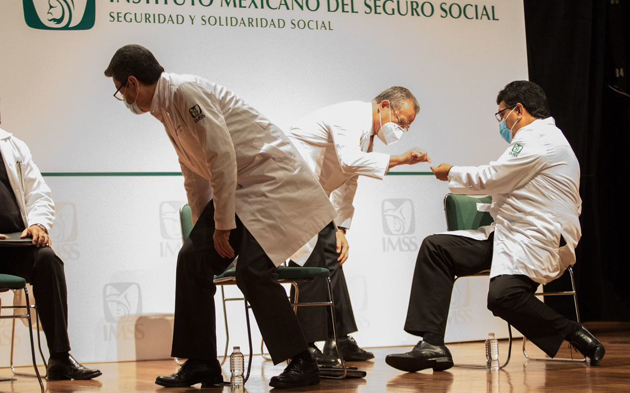 México cuenta con un médico especialista por cada mil personas
