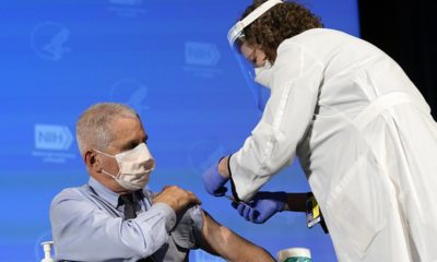 Vacunan a principal epidemiólogo y personal de salud en Estados Unidos