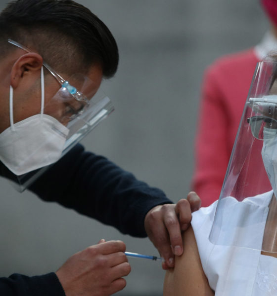 Dos enfermeras y un médico, primeras personas en recibir vacuna de Pfizer en México