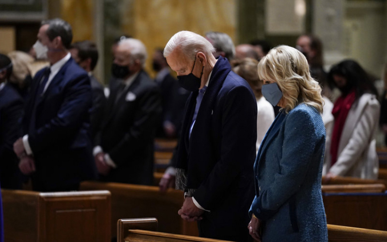 Biden acude a misa a iglesia de San Mateo