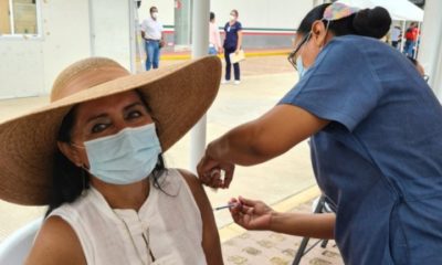 Regidora se inyecta la vacuna contra el Covid. Foto: Facebook