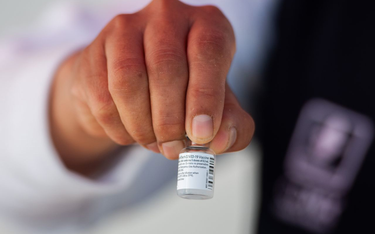 Sanofi ayudará a producir millones de vacunas de Pfizer