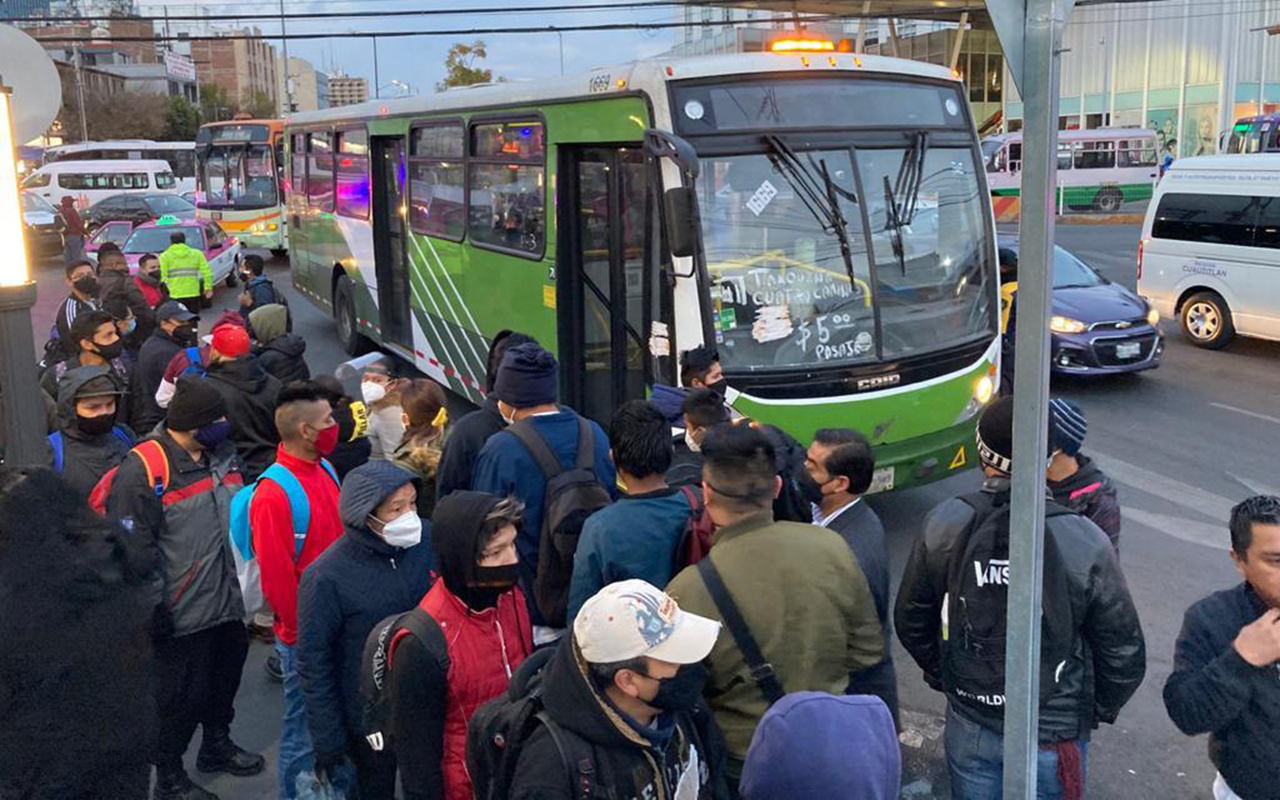Usuarios colapsan transporte de la Ciudad de México