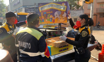 Policías regalan juguetes a niños en Día de Reyes