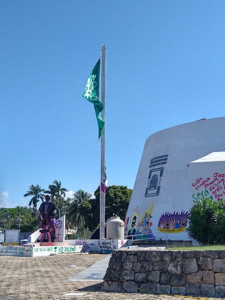 Feministas quitan bandera mexicana; colocan pañuelo verde y bloquean acceso  al Congreso de QRoo - Siete24