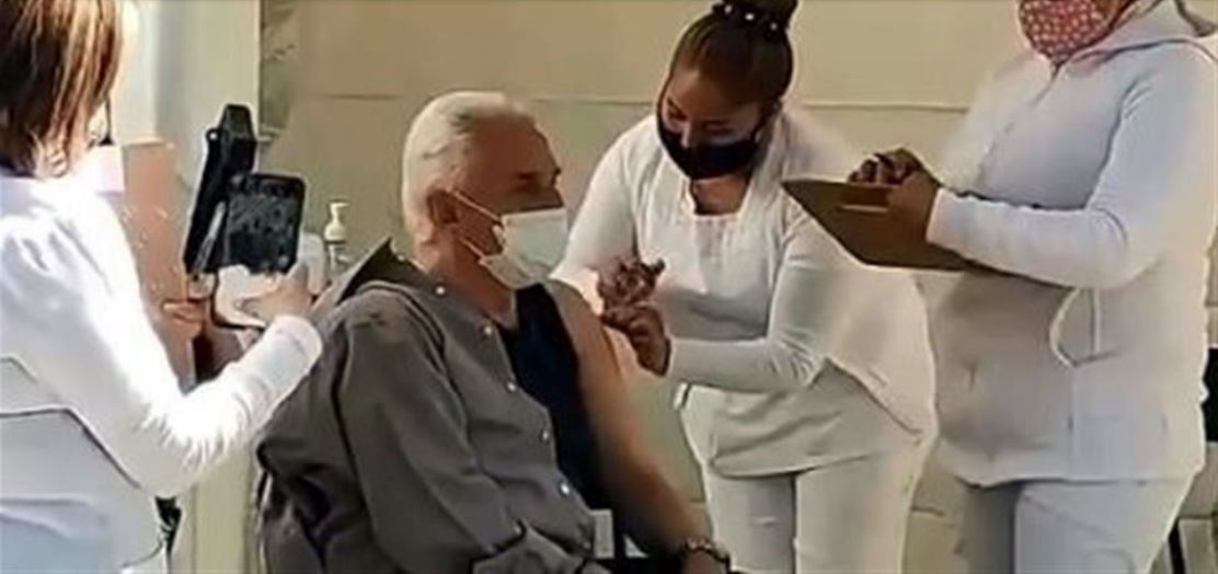 Enrique Guzmán se vacuna contra el covid