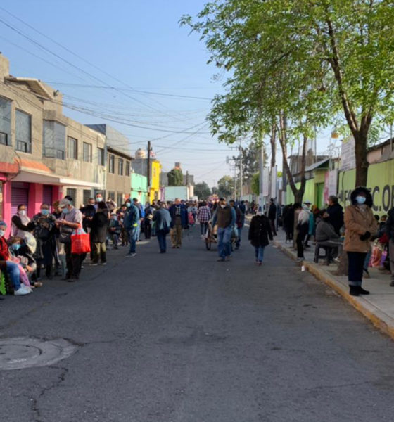 En el segundo día de vacunación contra el Covid-19 en Ecatepec, Estado de México, miles de personas acudieron a los centros ubicados en diferentes colonias del municipio.