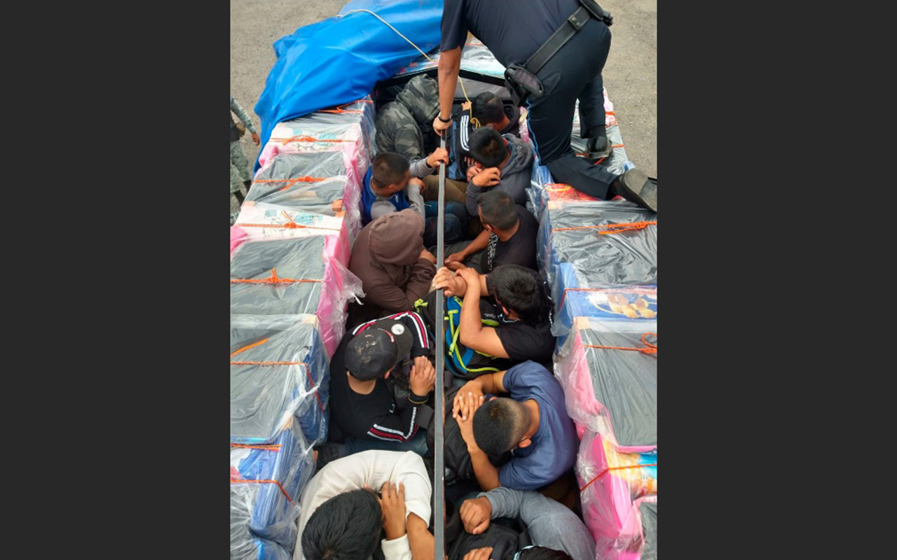 Rescatan a guatemaltecos escondidos en camioneta