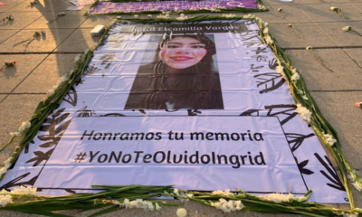 Montan ofrenda en memoria de Ingrid Escamilla en Monumento a a la Revolución