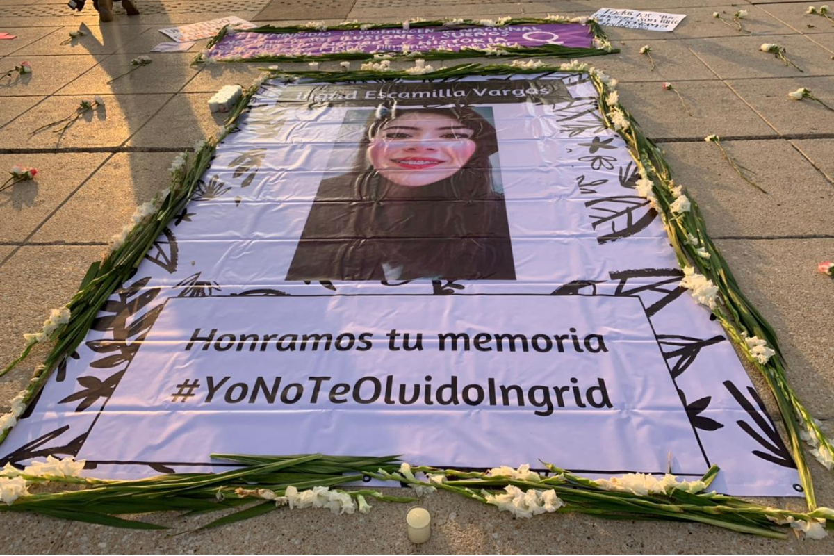 Montan ofrenda en memoria de Ingrid Escamilla en Monumento a a la Revolución