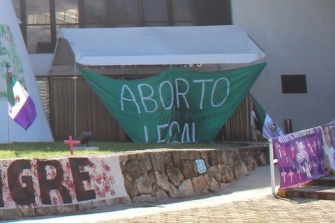 Feministas quitan bandera mexicana; colocan pañuelo verde y bloquean acceso  al Congreso de QRoo - Siete24