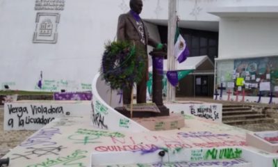 Feministas quitan bandera mexicana; colocan pañuelo verde y bloquean acceso al Congreso de QRoo