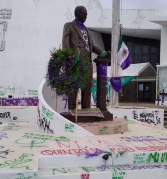 Feministas quitan bandera mexicana; colocan pañuelo verde y bloquean acceso al Congreso de QRoo