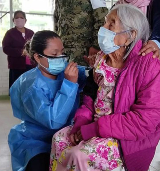 Abuelitos de más de 100 años reciben vacuna contra Covid-19