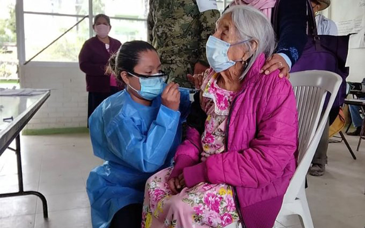 Abuelitos de más de 100 años reciben vacuna contra Covid-19