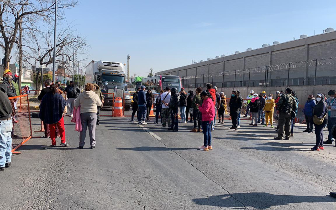 Vecinos de Ecatepec bloquean avenidas por no recibir vacunas